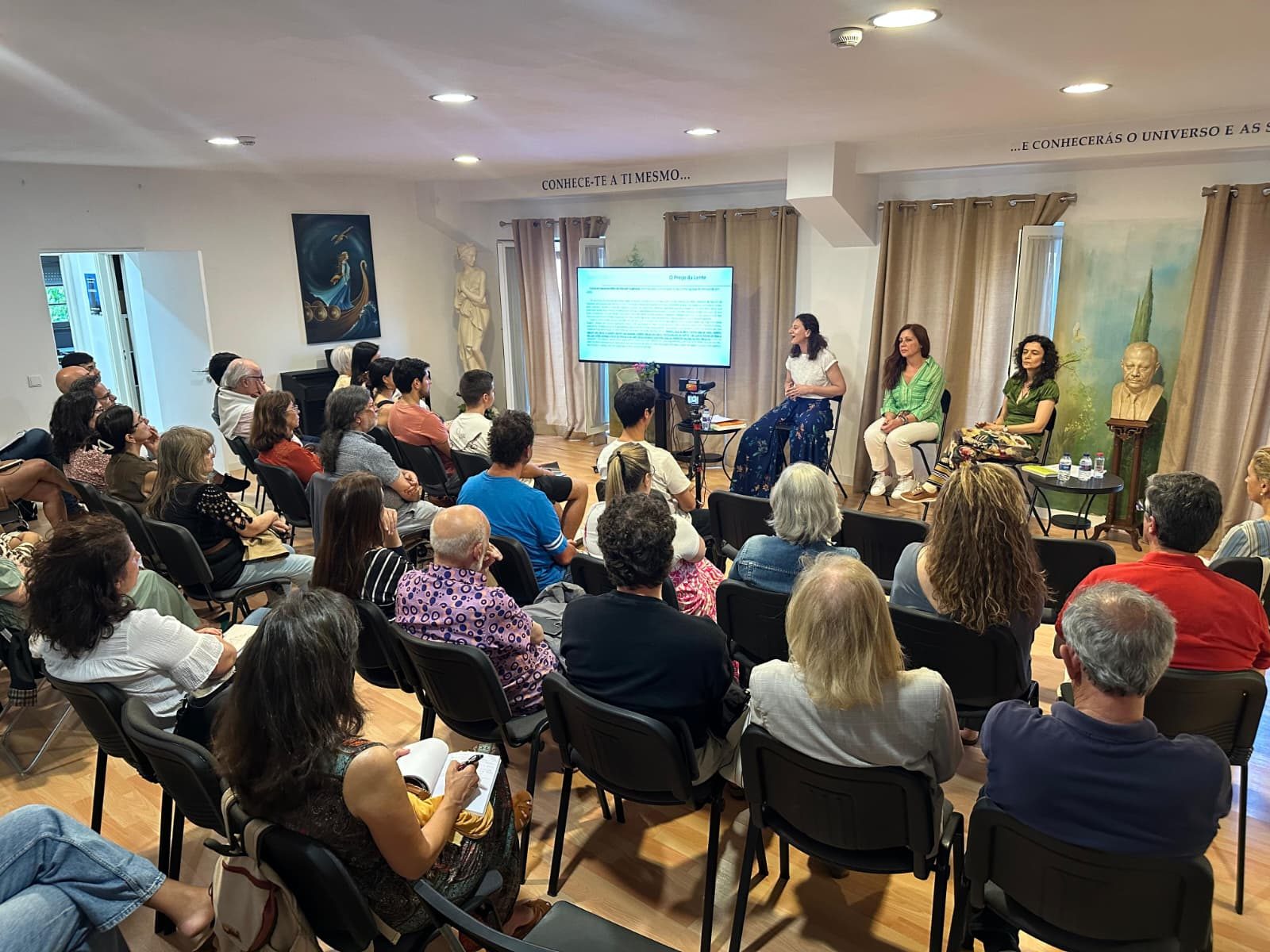 Conferência com painel de oradoras